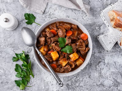 Как приготовить настоящий гуляш: рецепт густого супа с мясом и картофелем