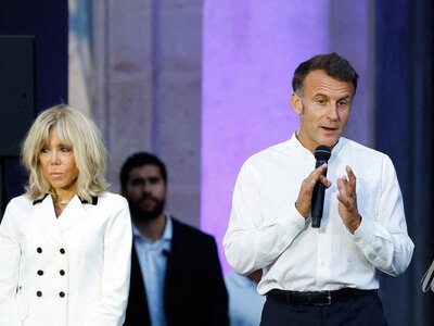 Просто, але стильно: Бріжит Макрон вийшла на публіку у жакеті, а її чоловік від нього відмовився