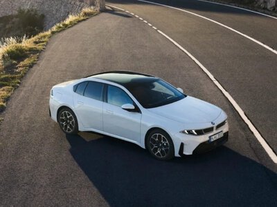 BMW оголосила старт продажів електричної “трійки”: ціни та версії
