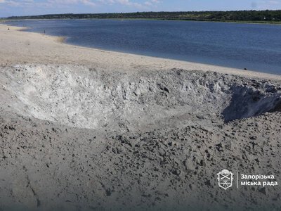 ВС РФ ударили авиабомбой по центральному пляжу в Запорожье: есть пострадавшие (фото, видео)