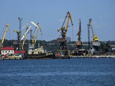 Вывезли почти 90 тысяч тонн украинской пшеницы: как Россия использует захваченный порт Мариуполя