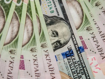  Доллар и евро дешевеют: НБУ обнародовал курс валют на 25 июня 