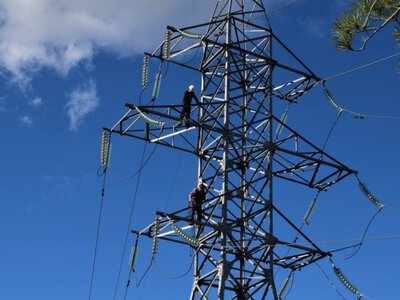 Часть Севастополя по-прежнему остается без света, в ряде районов Крыма наблюдаются перебои с подачей воды и электроснабжением