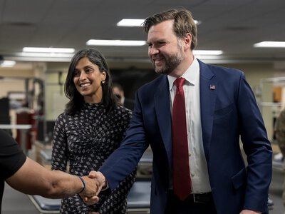 Вице-президента США застукали на неловком поведении с женой (фото)