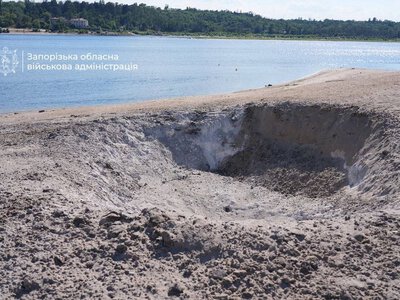 Россияне ударили КАБами по пляжу в Запорожье: есть раненые, в том числе трое детей (видео)