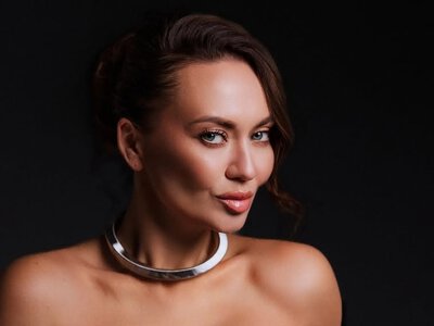 Саліванчук у білому купальнику посвітила формами в басейні на тлі карпатського краєвиду (фото)