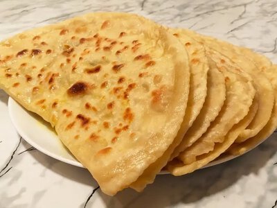 Кавказские лепешки с брынзой и зеленью на сухой сковороде – ароматный домашний рецепт