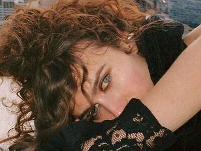 Jerry Hei в ефектній сукні й колготах у сіточку наробила кінематографічних фото на даху будівлі
