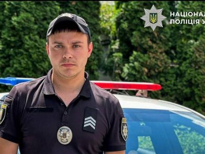 Едва не умер посреди улицы: в Киеве полицейский спас мужчину
