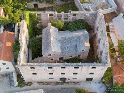 Архитектурное чудо: как выглядит Дом в доме, который уже более 100 лет поражает воображение туристов (видео)