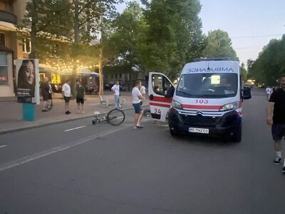 На Соборной столкнулись два самокатчика: к пострадавшим приехала «скорая»