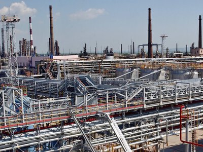 Второй по производству бензина НПЗ в России остановился после атаки украинских дронов