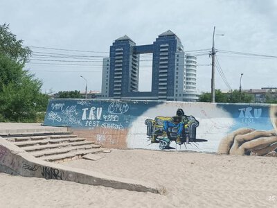 Граніт кришиться, мурал на березі – залишається