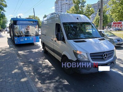 Огромная пробка образовалась в центре Николаева из-за ДТП с троллейбусом