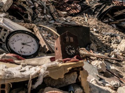  Женщина родила ребенка в разрушенном здании в Венесуэле 