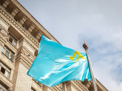 В центре Киева подняли бирюзовый флаг: причина и значение, - ФОТО