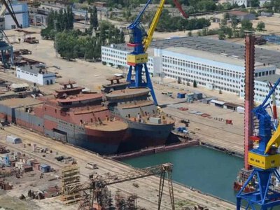 В Крыму поражены два вражеских корабля военного обеспечения