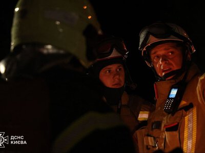 Более 100 спасателей ликвидировали масштабный пожар в Дарницком районе после обстрела