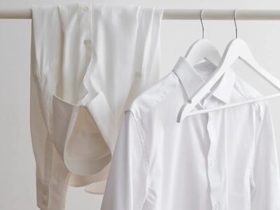 Как вывести жёлтые пятна от пота с белой одежды: поможет дешёвое домашнее средство