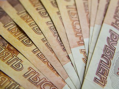 рубль упал до минимума за два месяца на фоне топливного кризиса и дефицита валюты - The Moscow Times