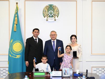 В области Жетісу от имени Президента двум работникам региональных СМИ вручили ключи от квартир