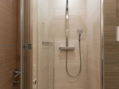 Як позбутися водяних слідів та вапняного нальоту на стінках душової: мамин лайфхак
