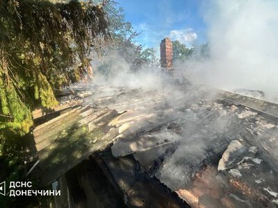 Беспилотник попал в жилой дом в Краматорске: спасатели ликвидировали пожар