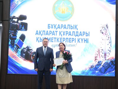  Представителям СМИ Алматинской области вручили ключи от новых квартир 