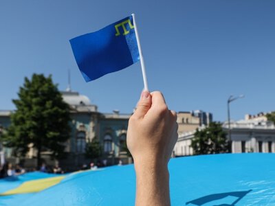 «Символ народа и борьбы за Крым». Как отмечают День крымскотатарского флага вопреки запретам России