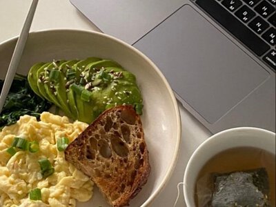 Как питаться на работе: диетолог указала шесть самых больших ошибок