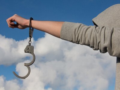  Подростка задержали в Алматы после получения посылки с марихуаной 