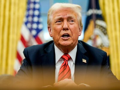  Трамп показал новый паспорт США со своим портретом 