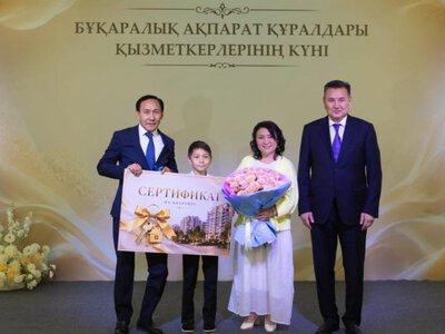  Представителям СМИ вручили квартиры и автомобили в ВКО 