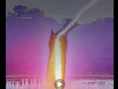 На видео попал момент удара молнии в фонтан во Вроцлаве
