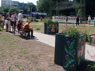 Леви, голуби, мотанки та Дніпрогес – на квітковій алеї до Дня Конституції