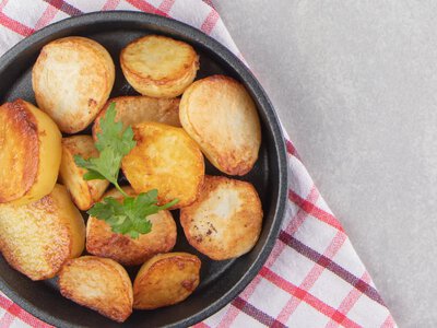 Этот рецепт картофеля изменит ваш ужин – хрустящая корочка и нежная сердцевина