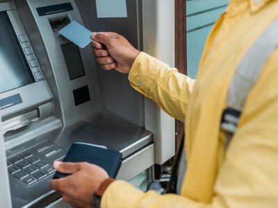 Банкомат проглотил карту не случайно: мошенники придумали новую уловку для кражи денег