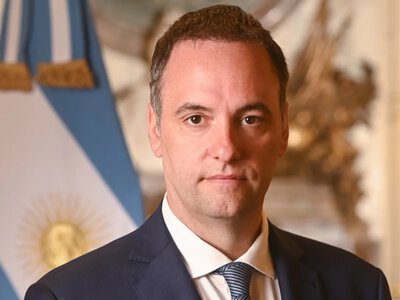 Глава Кабмина Аргентины подал в отставку после скандала с роскошными расходами