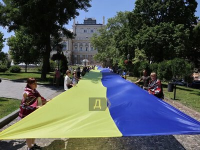 100 метров надежды: в Одессе развернули гигантский флаг в поддержку украинских пленных (фото)