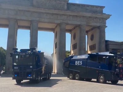 Обстреляла Рейхстаг: берлинская полиция применила водометы для борьбы с жарой