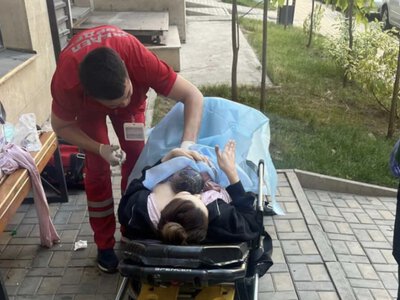  «Скорая не смогла проехать»: жители ЖК в Алматы рассказали о родах во дворе 