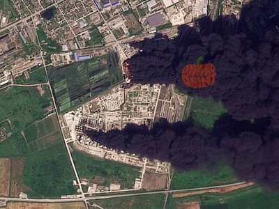 В сети появились спутниковые снимки и новые видео горящего Славянского НПЗ после атаки дронов
