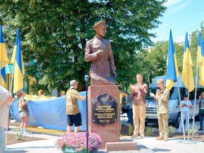В Каменце-Подольском в День Конституции открыли памятник полковнику Армии УНР Болбочану