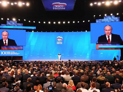 «Единая Россия» впервые с 2007 года официально назвала себя партией Путина и объявила первую пятёрку на выборы в Госдуму