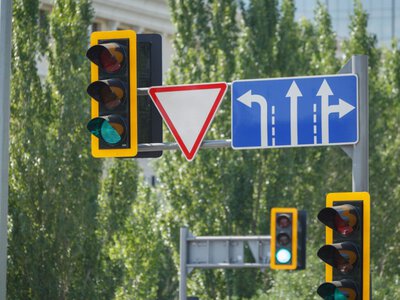  97% дорожных знаков на трассах Казахстана соответствуют требованиям - Минтранс 