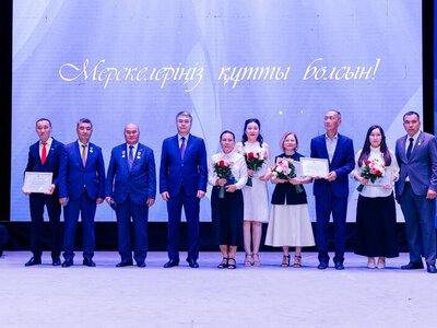 Аким Атырауской области поздравил работников СМИ с профессиональным праздником
