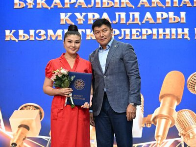 Ернат Бәзіл поздравил представителей СМИ с профессиональным праздником и наградил лучших