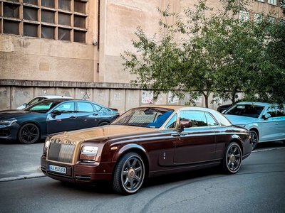 Один из 500: в Киеве заметили эксклюзивный Rolls-Royce 2000-х (фото)