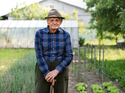 Доплата после 80 лет: можно ли получить пособие по уходу, если есть дети