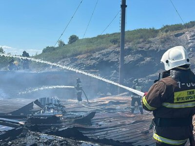  Крупный пожар вспыхнул на кровле здания в ВКО 